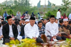 Bahagianya Pak Bas Salat...
