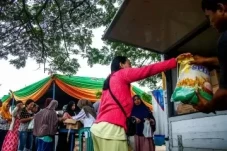 Bansos Beras Cair Dua...