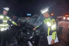 Mobil Tabrak Truk di...