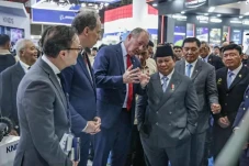 Presiden Prabowo Gandeng...