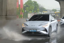 Tsunami Mobil Listrik...