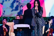 Penyanyi Anggun akan...