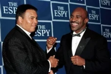 Evander Holyfield Singkirkan...