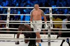 Oleksandr Usyk Jatuhkan...