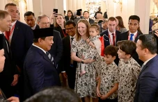 Momen Prabowo Disambut...