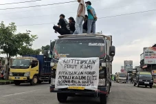 Ribuan Sopir Truk Demo...