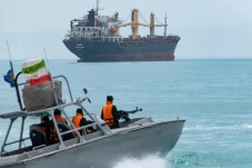 Akankah Iran Menutup...