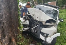 Mobil Kades Oleng Tabrak...