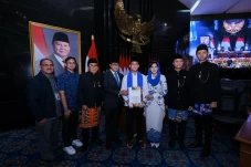 Menteri Teuku Riefky...