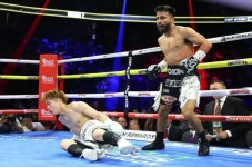 2 Kali Knockdown, Usia...
