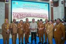 Beri Materi di Retret,...