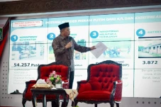 Plh Satgas Serahkan...