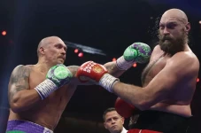 Tyson Fury Terpukul,...