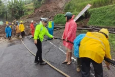 Longsor Tutup Jalan...