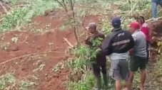 Tebing Longsor di Tasikmalaya...
