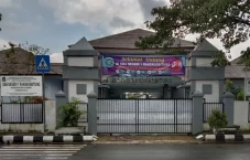 Protes Emak-emak di...