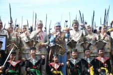 Tari Mandau Kolosal...