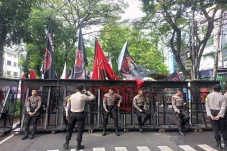 Hasto Kristiyanto Hadapi...
