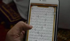 Ketika Salat Membaca...