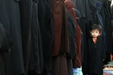 Bolehkah Salat Memakai...