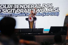 Kapolri Terima Penghargaan...