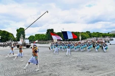 Parade di Paris, Satgas...