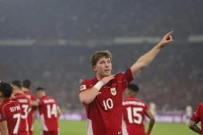 Besok, Ole Romeny Naik...