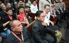 Edy Rahmayadi Ikut Berpakaian...