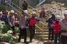 Dua Pekerja Proyek Konstruksi...