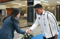 Jabat Tangan Angela...