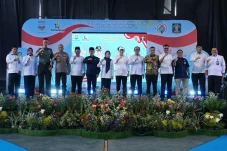 Bupati Serang Berikan...