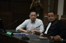 Tom Lembong Resmi Ajukan...