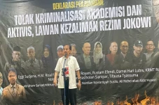 Jokowi Diperiksa di...