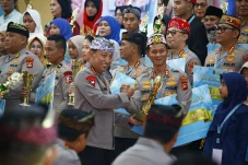 Borong Penghargaan di...
