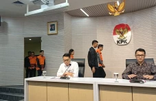 4 Tersangka Korupsi...