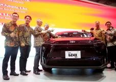 Toyota Resmi Rakit bZ4X...