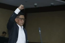 Dua Ciuman di Pipi dari...