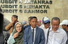Khozinudin Bandingkan...