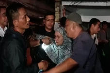 Kiosnya Terbakar, Ibu...
