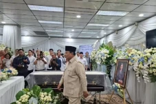 Prabowo Beri Penghormatan...