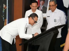 Imigrasi Tanda Tangani...