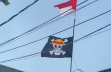 Bendera One Piece Berkibar...