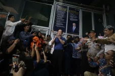Keluar dari Rutan Cipinang,...