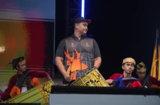 Di Panggung FORNAS VIII,...