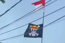 DPR: Pengibaran Bendera...