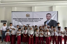 Sahroni Salurkan Program...