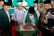 Resmikan Menara Plural...