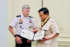 Prabowo Terima Medali...