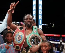 Terence Crawford Kalahkan...