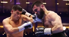 Dmitry Bivol dan Artur...